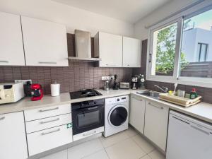 Villa Melinda - Beach & Pool Retreat