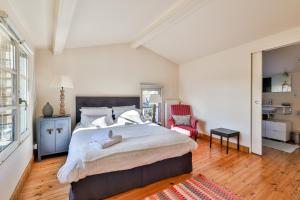 QUAI 3 loft moderne et lumineux les pieds dans leau