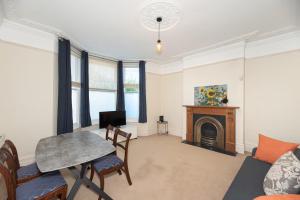 Beautiful 2BR flat in leafy suburb - Pass the Keys
