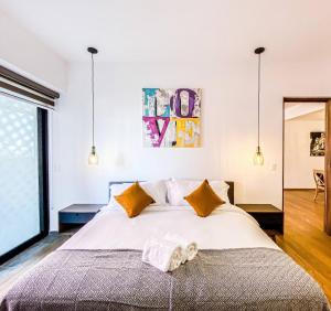 Luxurious and centric 3BD with pool and gym