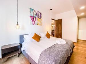 Luxurious and centric 3BD with pool and gym