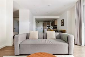 Blueground Nine Elms rooftop pool nr Thames LON-682