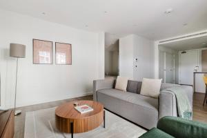 Blueground Nine Elms rooftop pool nr Thames LON-682