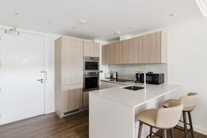 Blueground Nine Elms rooftop pool nr Thames LON-682