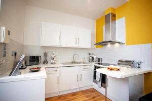 Central 2 Bed Apartment next to Train Station - sleeps 5