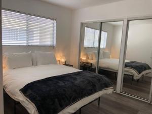 Modern 1 Bedroom Hollywood Apartment Near Larchmont Village Walk of Fame and Studios