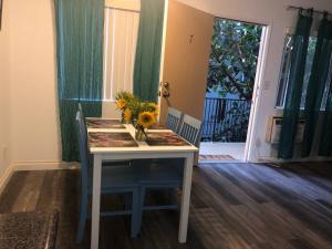 Modern 1 Bedroom Hollywood Apartment Near Larchmont Village Walk of Fame and Studios