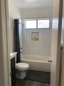 Modern 1 Bedroom Hollywood Apartment Near Larchmont Village Walk of Fame and Studios