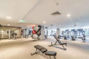 Epic CBD Apartment with Rooftop Pool Views and Gym!