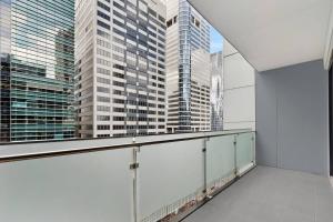 Epic CBD Apartment with Rooftop Pool Views and Gym!