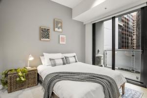 Epic CBD Apartment with Rooftop Pool Views and Gym!