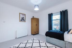 Presented by LTJ PrimeKey Properties - NEW! 4 Bed plus Sofa Bed, Perfect for Contractors