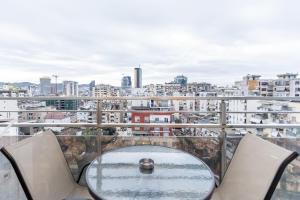 Modern 1BR Skyline City View - Central Tirana