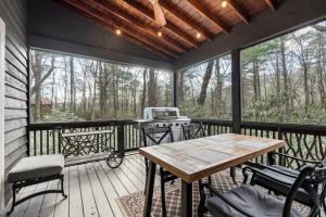 Fern Hollow Cottage w Hot Tub and Game Room