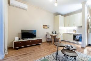 Modern 1BR Skyline City View - Central Tirana