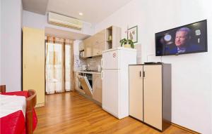 Lovely Apartment In Zivogosce With Wifi