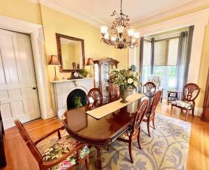 Merriam Family Suite - The Belvedere Inn