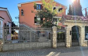 2 Bedroom Pet Friendly Apartment In Opric