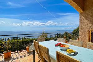 Sea-view villa for 11 guests with a heated infinity pool