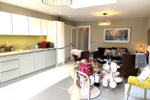 4 Bed House Sleeps 7 - Parking Garden Wifi