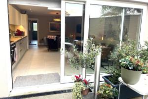 4 Bed House Sleeps 7 - Parking Garden Wifi