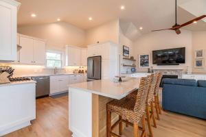 The Whistling Oyster - Corolla Village, Oceanside, 460 Yds to Beach, Pool, Hot Tub, Pool Table