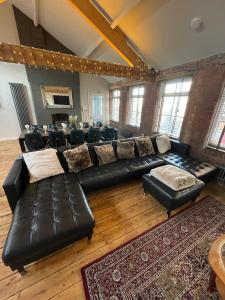 The Loft - 4 Bedroom Apartment with Hot Tub