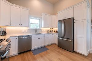 The Whistling Oyster - Corolla Village, Oceanside, 460 Yds to Beach, Pool, Hot Tub, Pool Table