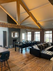 The Loft - 4 Bedroom Apartment with Hot Tub