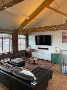 The Loft - 4 Bedroom Apartment with Hot Tub