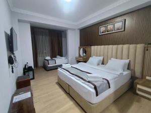 Hotel Red Tower