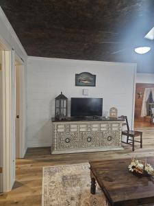 Cabin near Dogwood Canyon, Top of the Rock, Branson