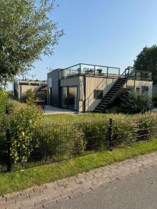 Enkhuizer Strand Cube Elite Paradiso mit Zaun Haus Nr 211