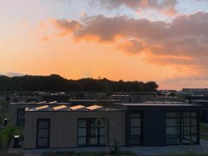 Enkhuizer Strand Cube Elite Paradiso mit Zaun Haus Nr 211