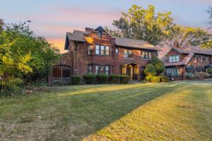 Steps to Edgewater - Sleeps 14 - Fun Game Room Retreat