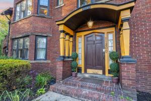 Steps to Edgewater - Sleeps 14 - Fun Game Room Retreat