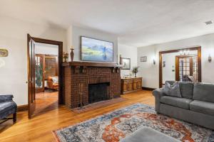 Steps to Edgewater - Sleeps 14 - Fun Game Room Retreat