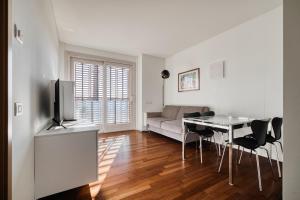 Giax Tower Gym Spa & Pool Pure Living 5th Floor Multiple Apartments 15 min to Duomo