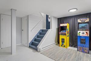 Dual Home Retreat! Walk Between Both! Sleeps 28