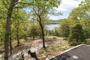 Sugar Rock Lodge Log Cabin on Tablerock Lake