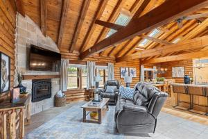 Sugar Rock Lodge Log Cabin on Tablerock Lake