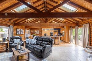 Sugar Rock Lodge Log Cabin on Tablerock Lake