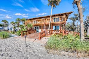 Beach Front Escape with Private Deck & Beach Access, Pet Friendly