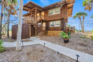 Beach Front Escape with Private Deck & Beach Access, Pet Friendly