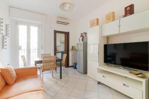 GuestHost - Bright Comfy Apartment