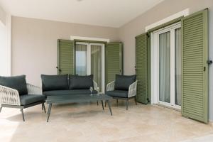 Vasilopoulos Residences - Villa Anthia with jaccuzzi & Villa Emelia with shared pool