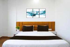 Hotel O Noida Sky Suites Sector 44 Near botanical metro