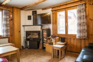 Beautiful Old style 8 -12 person Chalet with a modern extension