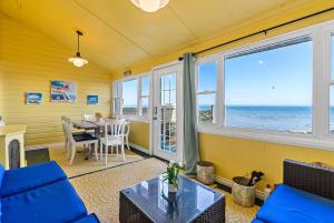 Crystal Beach Stunning Waterfront Stay with Fire Pit