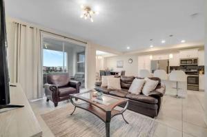 Spacious Resort Condo with Patio 5 miles to Disney